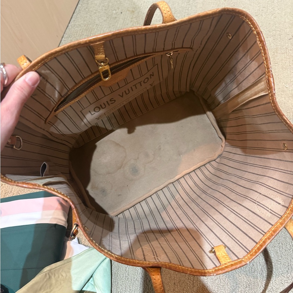 Louis Vuitton Neverfull MM - Picture 8 of 10
